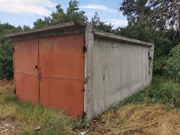 Гараж / Паркомясто в Пазарджик, Устрем - 18 кв.м за 114 €/кв.м - Снимка #1