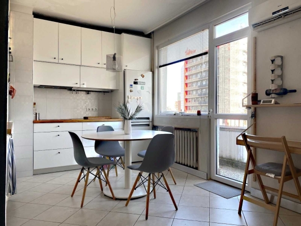 Дава се под наем Тристаен апартамент в София, Медицинска академия - 91 кв.м за 650 € - Снимка #1