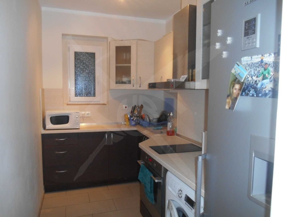 Дава се под наем Тристаен апартамент в Варна, ВИНС - 100 кв.м за 700 € - Снимка #1