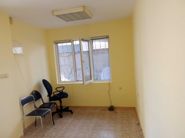 Дава се под наем Офис в Бургас, Център - 30 кв.м за 190 € - Снимка #1