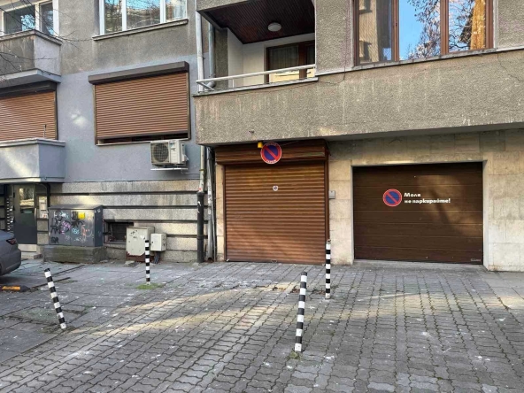 Дава се под наем Гараж / Паркомясто в София, Център - 18 кв.м за 200 € - Снимка #1
