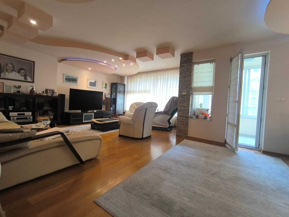 Дава се под наем Тристаен апартамент в Бургас, Лазур - 90 кв.м за 816 € - Снимка #1