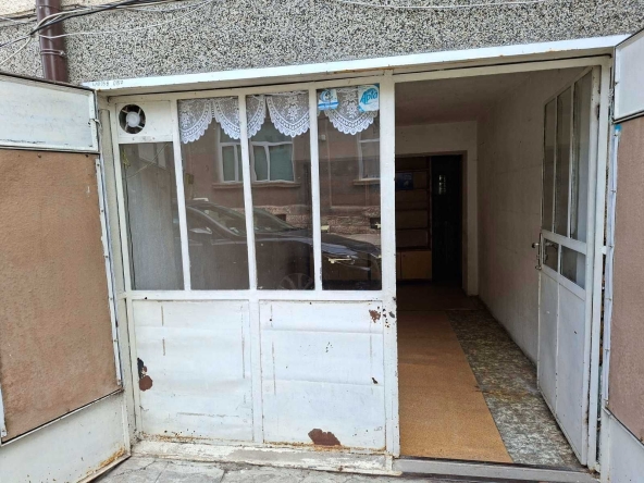 Дава се под наем Магазин в Плевен, Идеален център - 15 кв.м за 112.2 € - Снимка #1