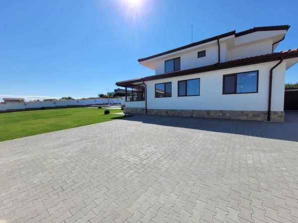 Къща в с. Марково, Област Пловдив - 400 кв.м за 2125 €/кв.м - Снимка #1