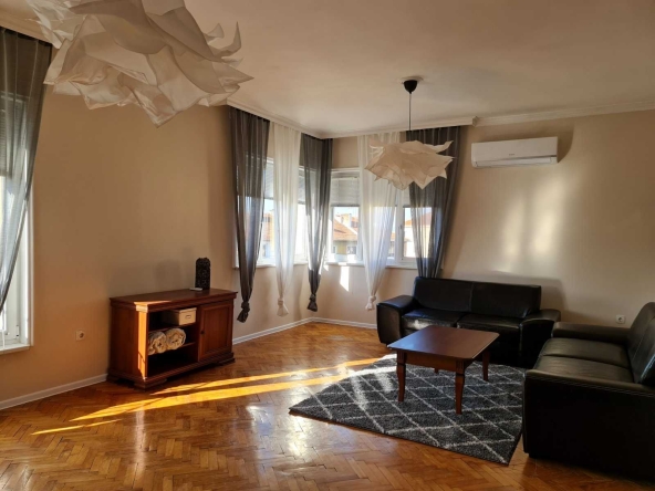 Дава се под наем Тристаен апартамент в София, Център - 135 кв.м за 765 € - Снимка #1