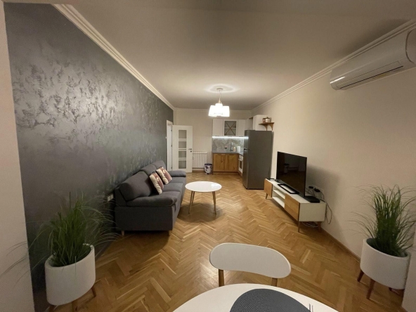 Дава се под наем Тристаен апартамент в Пловдив, Каменица 1 - 80 кв.м за 561 € - Снимка #1