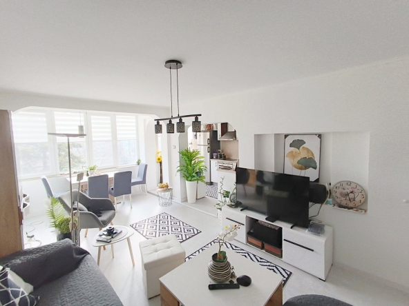 Тристаен апартамент в Варна, Базар Левски - 82 кв.м за 3281 €/кв.м - Снимка #1