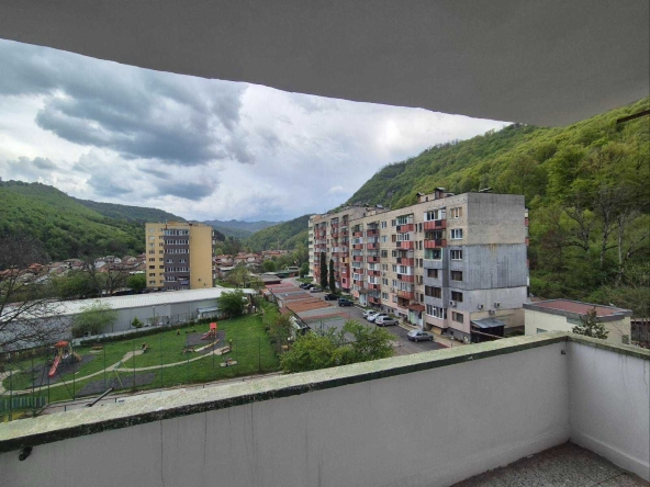 Тристаен апартамент в Тетевен - 75000 кв.м за 1 €/кв.м - Снимка #1