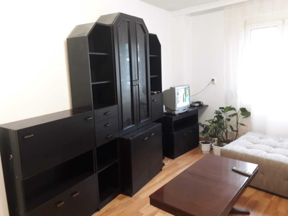 Дава се под наем Тристаен апартамент в Враца, Център - 92 кв.м за 331.5 € - Снимка #1