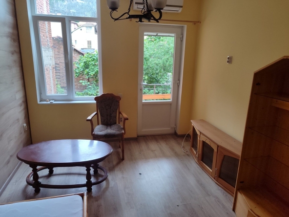 Дава се под наем Двустаен апартамент в Кюстендил, Център - 67 кв.м за 204 € - Снимка #1