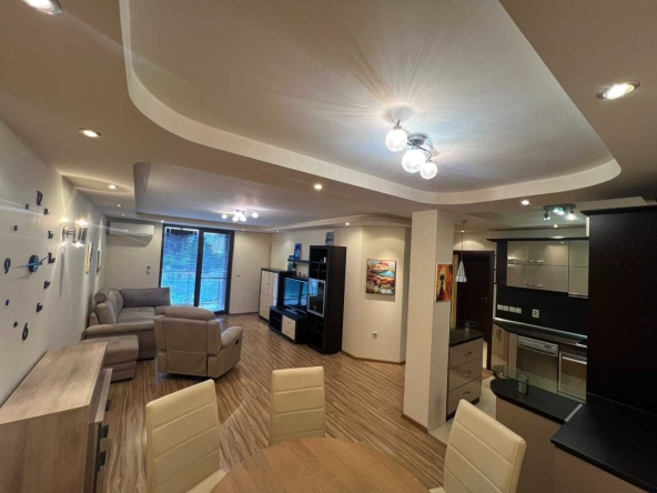 Дава се под наем Тристаен апартамент в Кърджали, Център - 114 кв.м за 408 € - Снимка #1