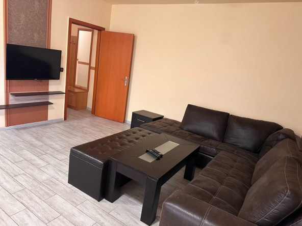 Дава се под наем Тристаен апартамент в к.к. Златни пясъци - 120 кв.м за 750 € - Снимка #1