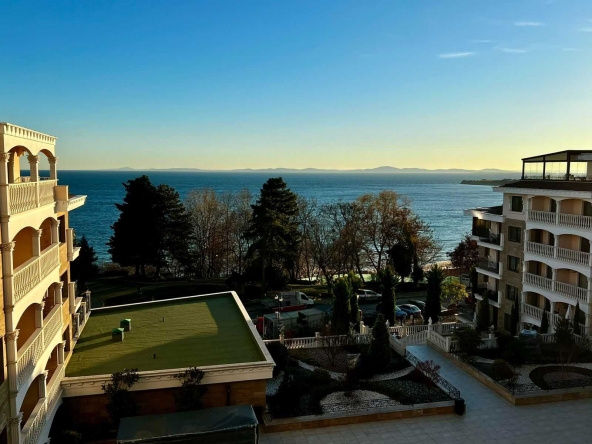 Тристаен апартамент в Несебър - 114 кв.м за 2325 €/кв.м - Снимка #1