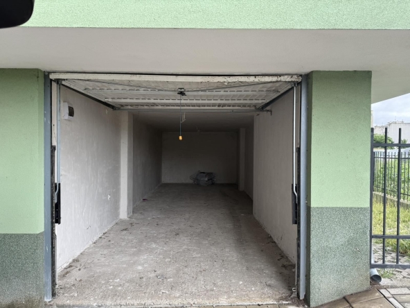 Дава се под наем Гараж / Паркомясто в Бургас, Меден рудник - зона В - 33 кв.м за 102 € - Снимка #1