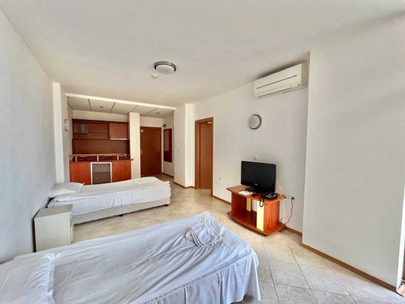Двустаен апартамент в к.к. Слънчев бряг - 71 кв.м за 1050 €/кв.м - Снимка #1