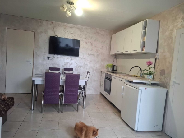 Дава се под наем Етаж от къща в Варна, Център - 70 кв.м за 408 € - Снимка #1