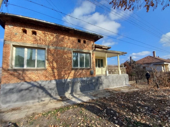 Къща в с. Дебово, Област Плевен - 300 кв.м за 100 €/кв.м - Снимка #1