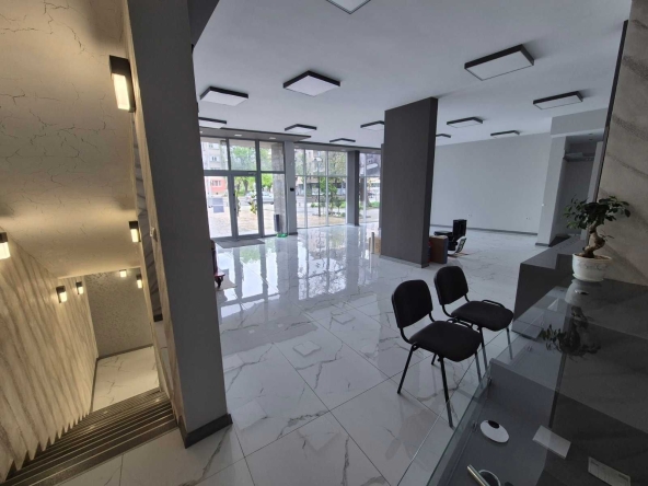 Дава се под наем Магазин в Пловдив, Тракия - 200 кв.м за 1785 € - Снимка #1