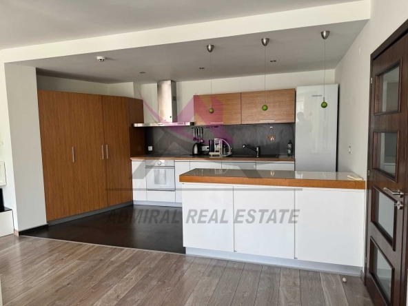 Дава се под наем Тристаен апартамент в Варна, Център - 115 кв.м за 1100 € - Снимка #1