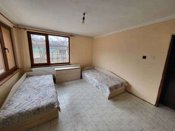 Дава се под наем Етаж от къща в Своге - 80 кв.м за 255 € - Снимка #1