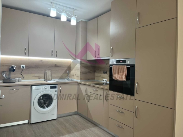 Дава се под наем Двустаен апартамент в к.к. Св.Св. Константин и Елена - 65 кв.м за 1100 € - Снимка #1