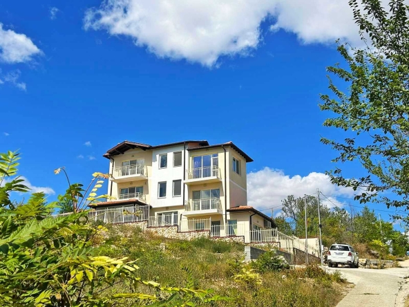 Дава се под наем Къща в Балчик - 280 кв.м за 346.8 € - Снимка #1