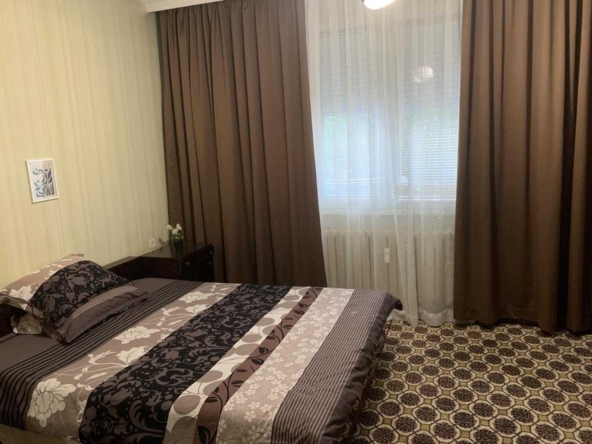 Дава се под наем Тристаен апартамент в Плевен, Широк център - 112 кв.м за 433.5 € - Снимка #1