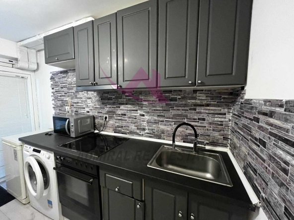 Дава се под наем Едностаен апартамент в Варна, Център - 25 кв.м за 295 € - Снимка #1