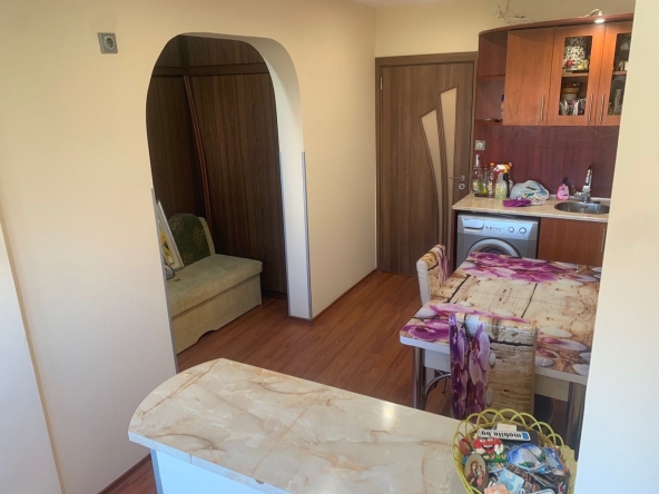 Дава се под наем Тристаен апартамент в Враца, Център - 67 кв.м за 408 € - Снимка #1