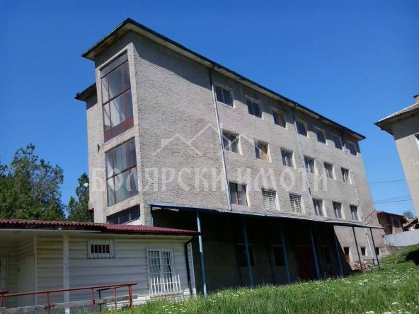 Промишлена сграда в с. Самоводене, Област Велико Търново - 824 кв.м за 100 €/кв.м - Снимка #1