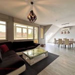 Дава се под наем Тристаен апартамент в Русе, Център - 118 кв.м за 612 € - Снимка #1