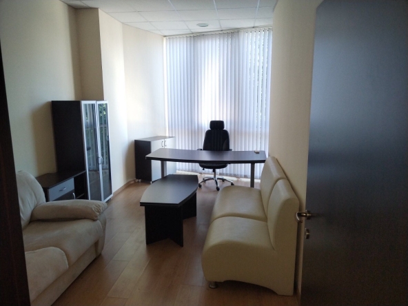 Дава се под наем Офис в Добрич, Център - 45 кв.м за 229.5 € - Снимка #1