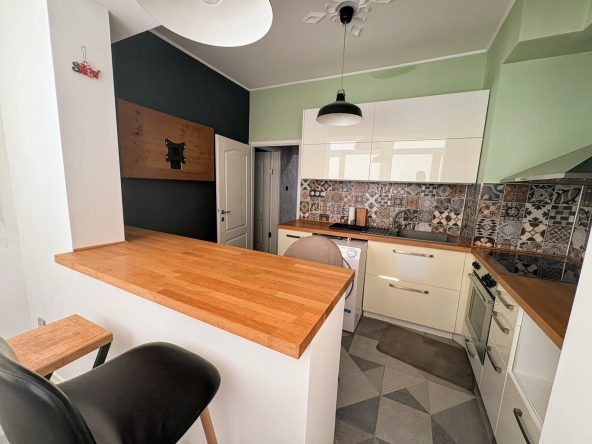 Дава се под наем Двустаен апартамент в Перник, Изток - 67 кв.м за 433.5 € - Снимка #1