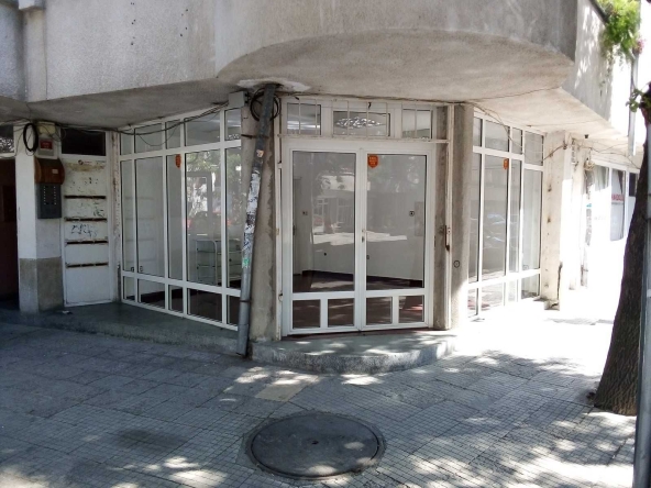 Дава се под наем Магазин в Пловдив, Христо Смирненски - 55 кв.м за 200 € - Снимка #1