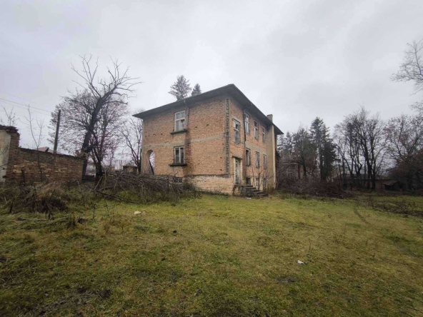 Хотел в Велики Преслав - 3800 кв.м за 20 €/кв.м - Снимка #1