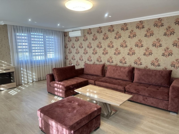 Дава се под наем Тристаен апартамент в София, Център - 100 кв.м за 600 € - Снимка #1