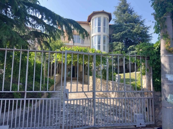 Къща в Айтос - 550 кв.м за 637 €/кв.м - Снимка #1