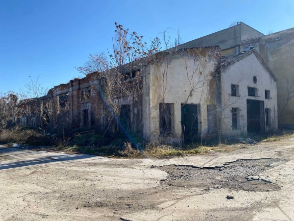 Промишлена сграда в с. Ведраре, Област Пловдив - 1800 кв.м за 32 €/кв.м - Снимка #1