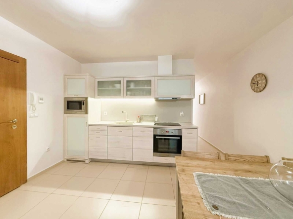 Дава се под наем Тристаен апартамент в Варна, Морска градина - 95 кв.м за 1000 € - Снимка #1