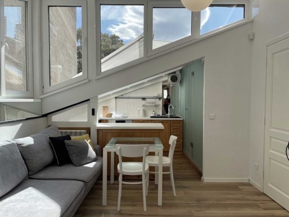 Дава се под наем Двустаен апартамент в София, Център - 55 кв.м за 700 € - Снимка #1