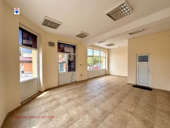 Дава се под наем Магазин в Русе, Централен кооп. пазар - 50 кв.м за 255 € - Снимка #1