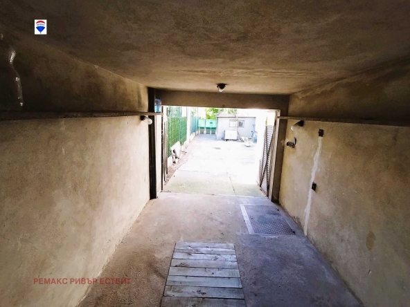 Гараж / Паркомясто в Русе, Дружба 1 - 16 кв.м за 1182 €/кв.м - Снимка #1