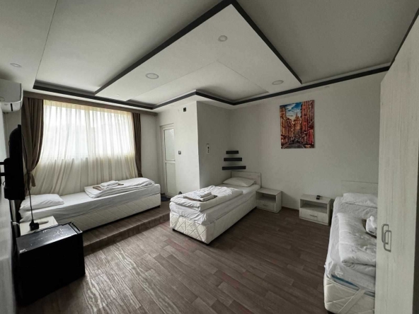 Хотел в Харманли - 450 кв.м за 556 €/кв.м - Снимка #1