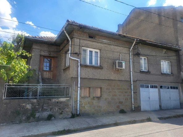 Къща в Омуртаг - 180 кв.м за 984 €/кв.м - Снимка #1