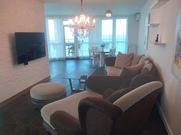 Дава се под наем Тристаен апартамент в Бяла - 232 кв.м за 178.5 € - Снимка #1