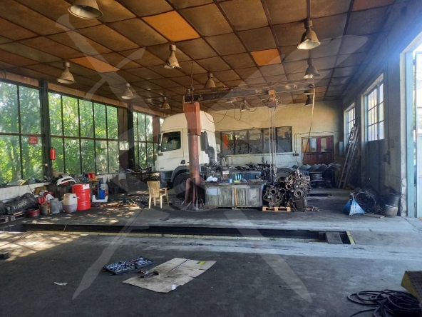 Дава се под наем Промишлена сграда в Карнобат - 2217 кв.м за 400000 € - Снимка #1