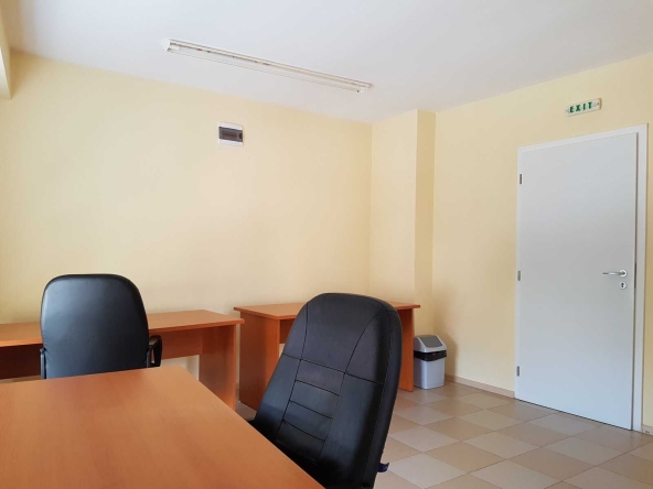 Дава се под наем Офис в Сливен, Център - 26 кв.м за 66.3 € - Снимка #1