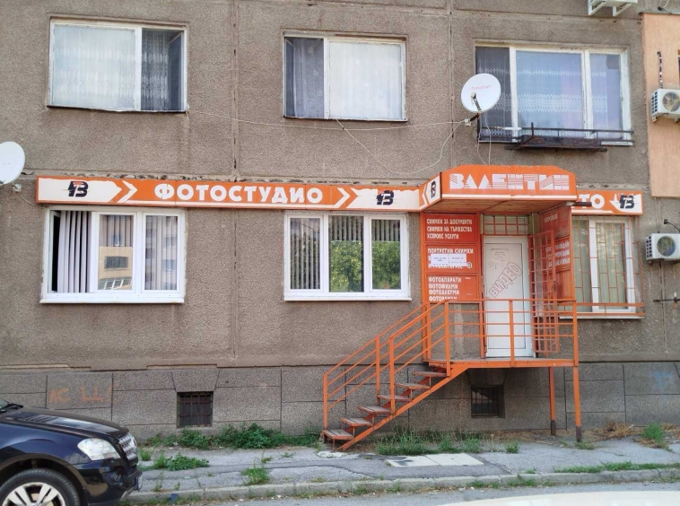 Тристаен апартамент в Перник, Ладовица - 68 кв.м за 1050 €/кв.м - Снимка #1