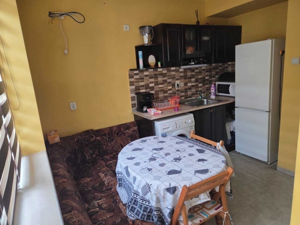 Дава се под наем Тристаен апартамент в Карлово - 65 кв.м за 280.5 € - Снимка #1