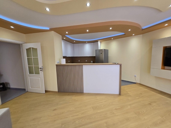 Дава се под наем Тристаен апартамент в Пловдив, Център - 105 кв.м за 613 € - Снимка #1